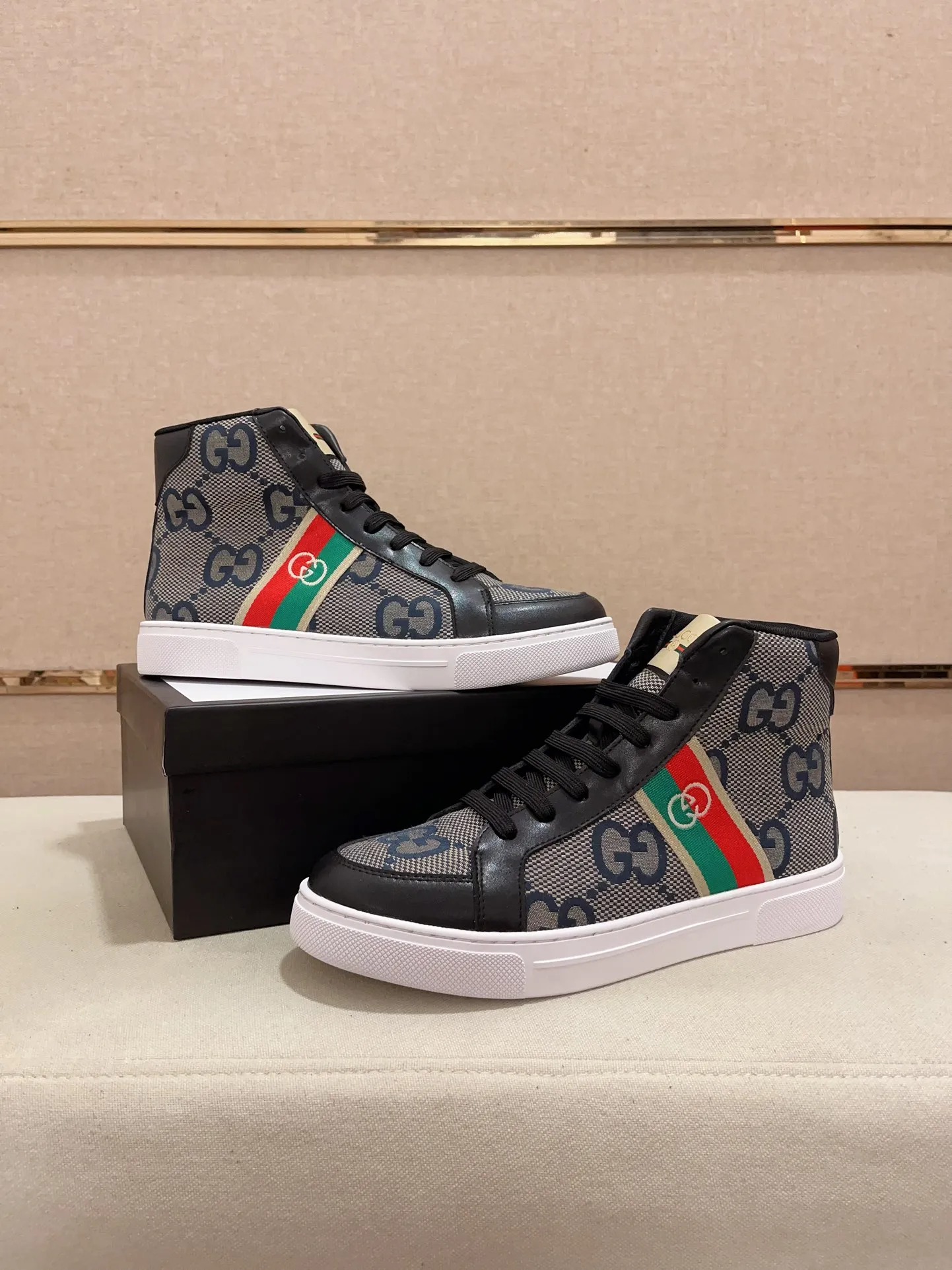 Men's shoes 💰 440 💰 High-quality new high-top GUCCI counters are on the market at the same time. The new men's shoes, 😘fabrics are selected imported cowhide, lining: sheepskin lining. 👍🏿 High-end ☄️ air-cushion molded anti-slip rubber outsole, exquisite lines, simple and elegant, comfortable and high-end for leisure travel. Code number: 38 to 44 (45 can be customized and cannot be returned or exchanged)